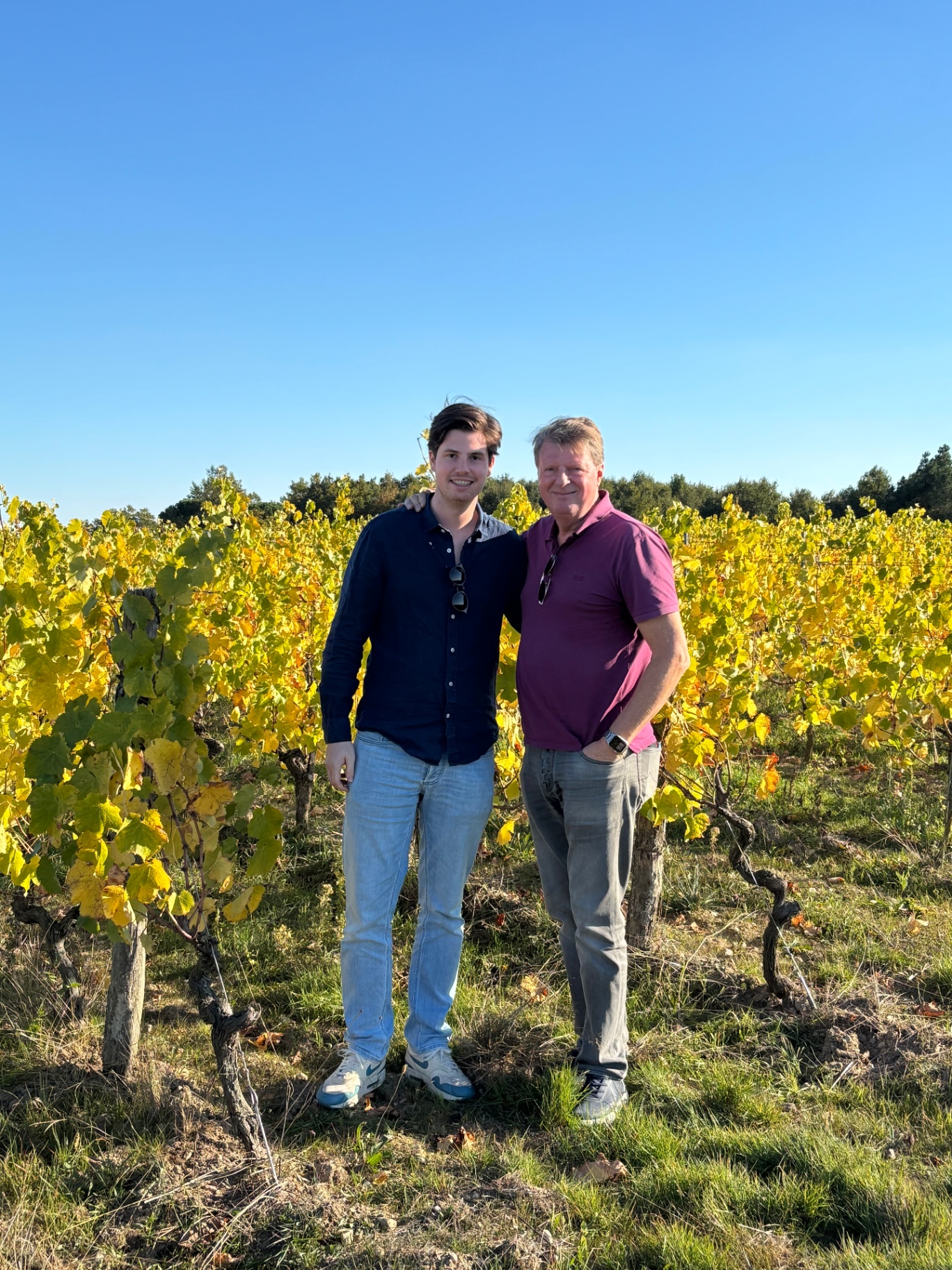 Menno en Floris van Rees Vellinga in de wijngaard